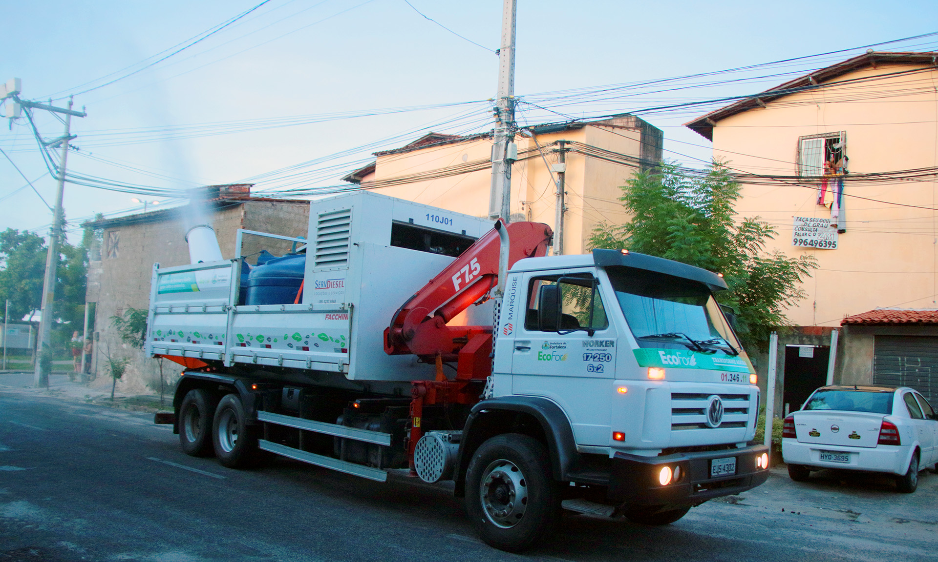 caminhão pulverizando produto em rua